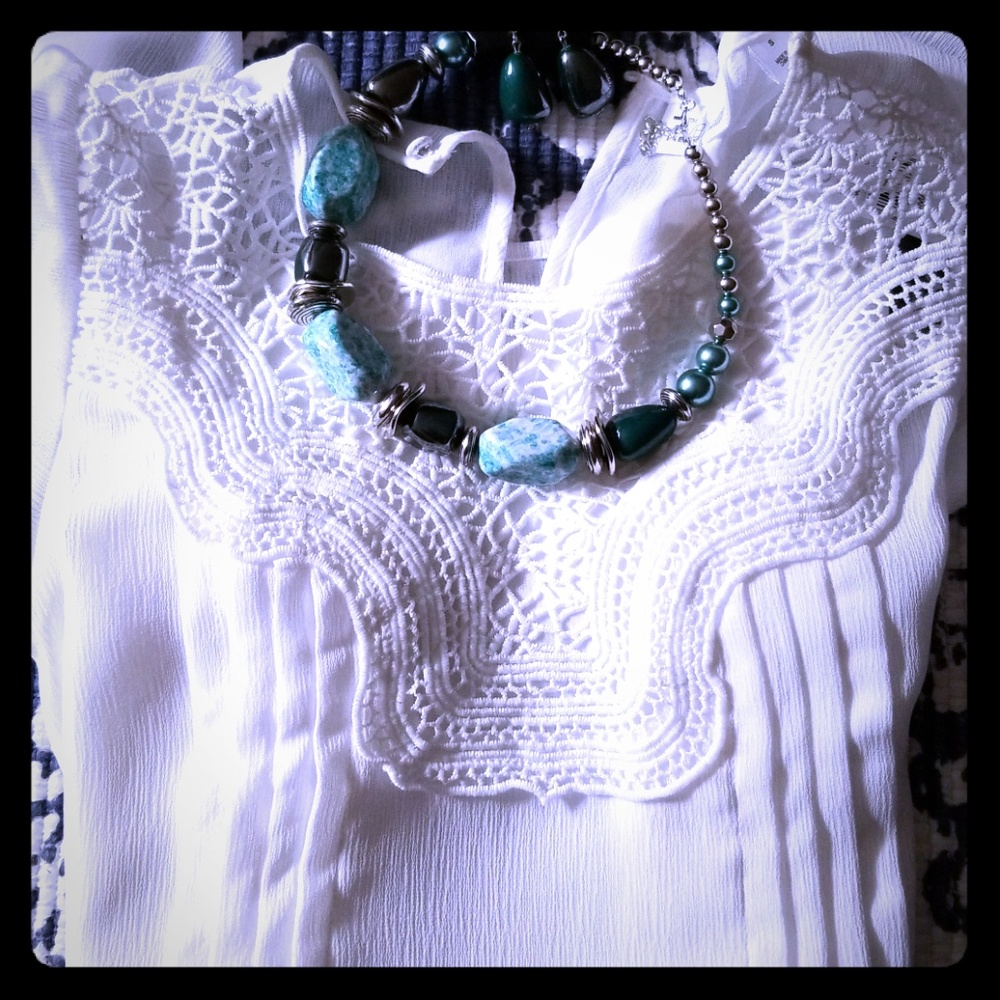 Beautiful white short sleeve blouse.